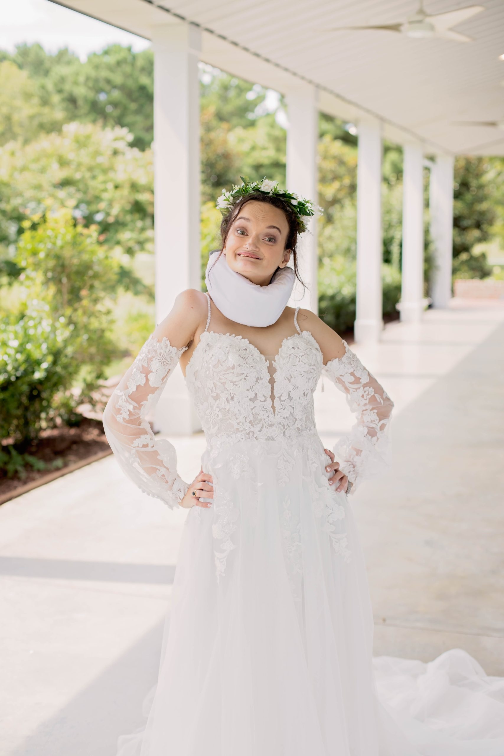 Mariée avec une paralysie cérébrale portant une robe de mariée sexy appelée Stevie par Maggie Sottero
