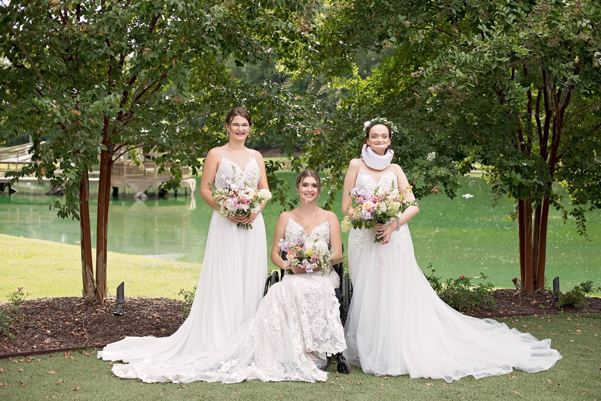 All Bodies All Brides In Inclusive Fashion Robe de mariée appelée Lorraine par Rebecca Ingram et Toscane par Maggie Sottero