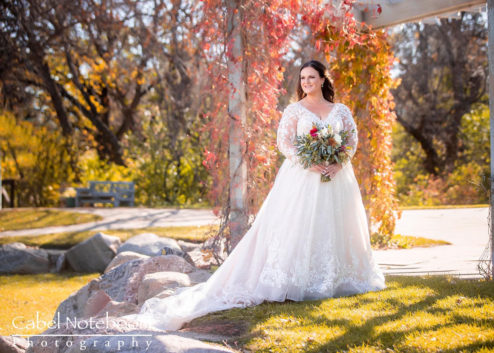 Mariée en robe de mariée d'automne appelée Zander par Sottero et Midgley