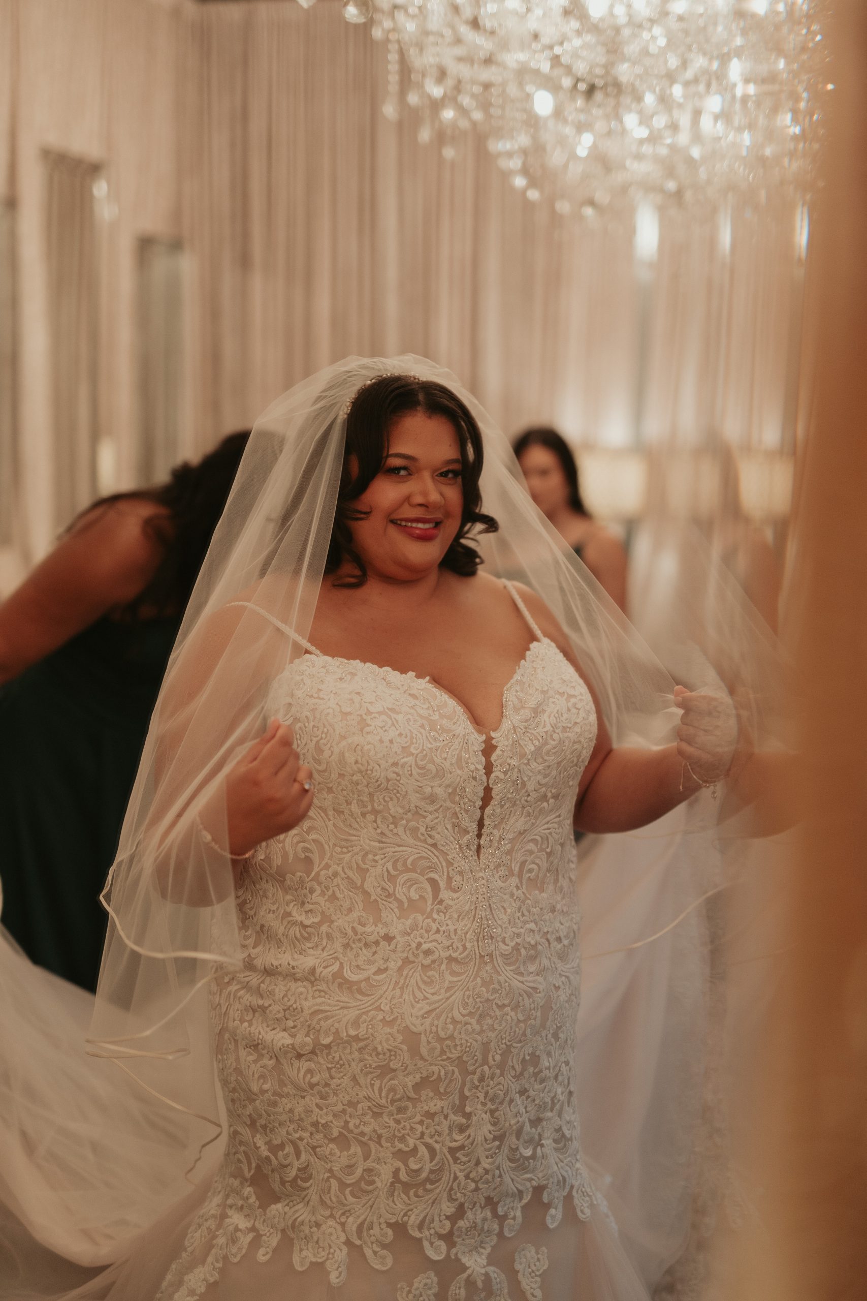 Mariée grande taille en robe de mariée sirène appelée Alistaire Lynette par Maggie Sottero pour les parties d'un blog de robe de mariée