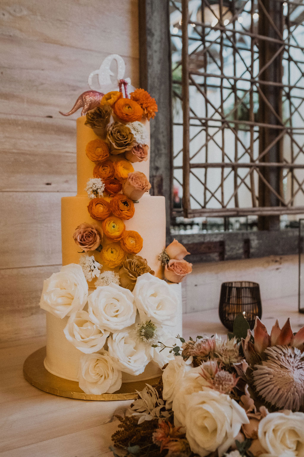 Gâteau de mariage d'automne orange avec des citrouilles