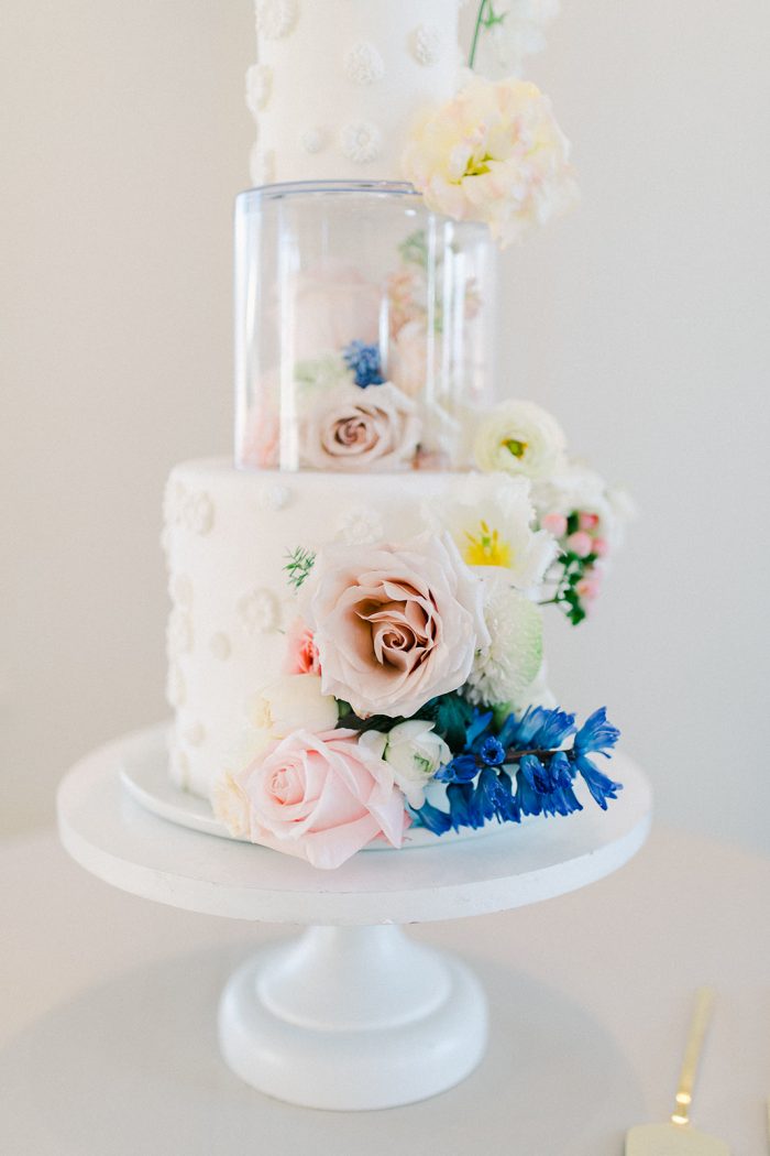 Wedding cake in spring wedding colors 