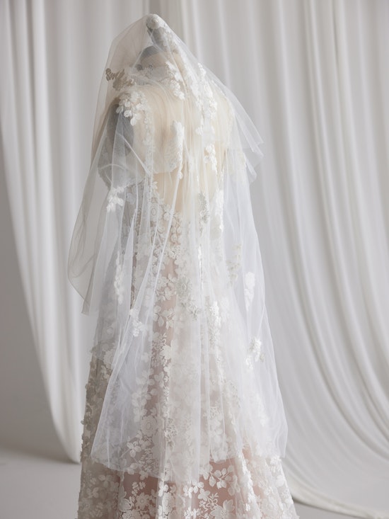 Mannequin wearing Ladonna Veil